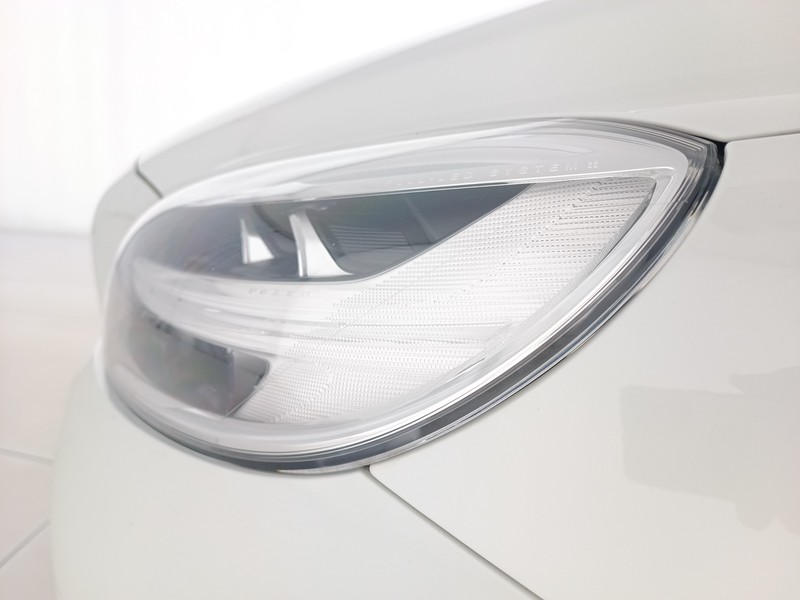 9 - Volvo V40 2.0 d2 business plus my19