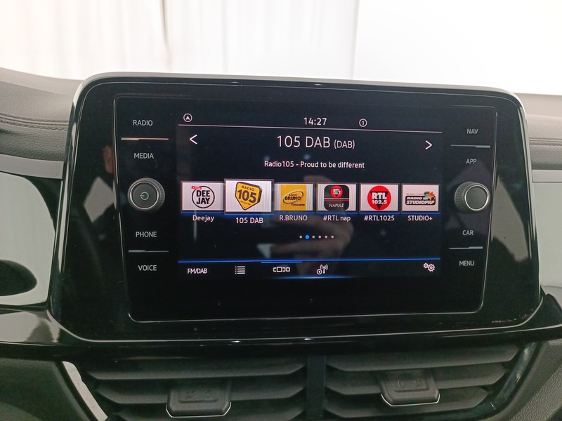 14 - Volkswagen T-Roc 1.0 tsi r-line 110cv