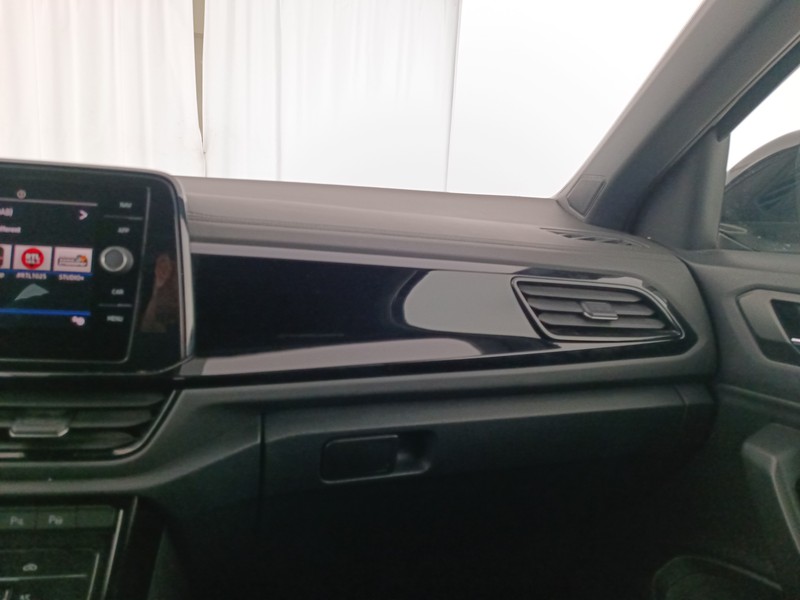 17 - Volkswagen T-Roc 1.0 tsi r-line 110cv