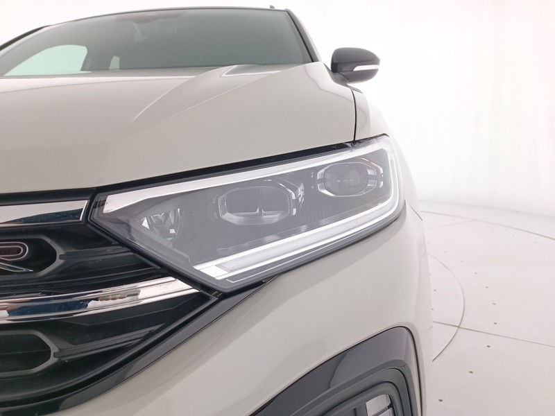 7 - Volkswagen T-Roc 1.0 tsi r-line 110cv