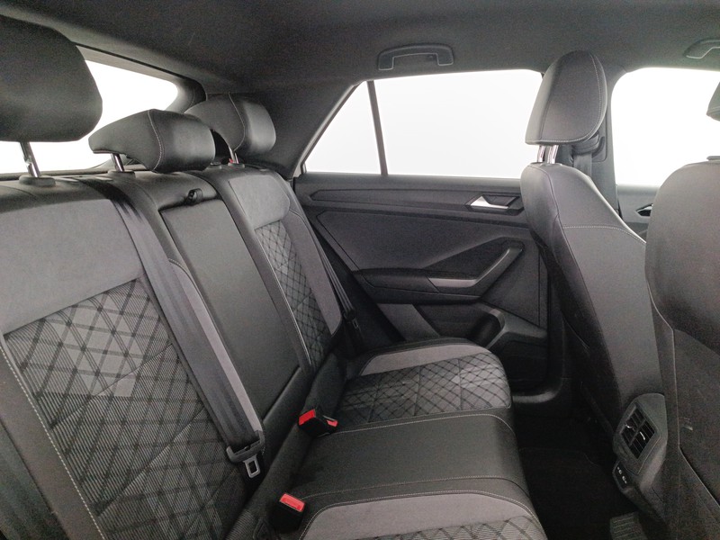 9 - Volkswagen T-Roc 1.0 tsi r-line 110cv