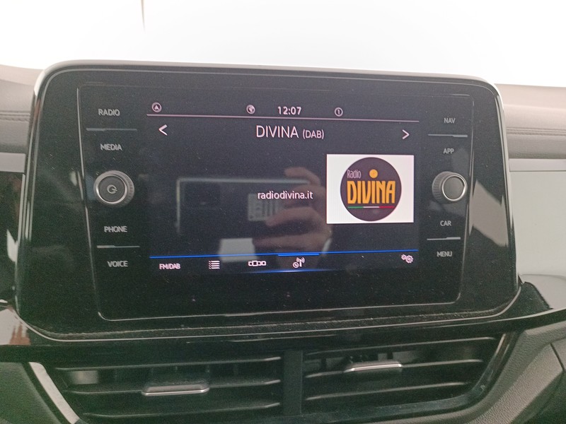 14 - Volkswagen T-Roc 1.0 tsi r-line 110cv