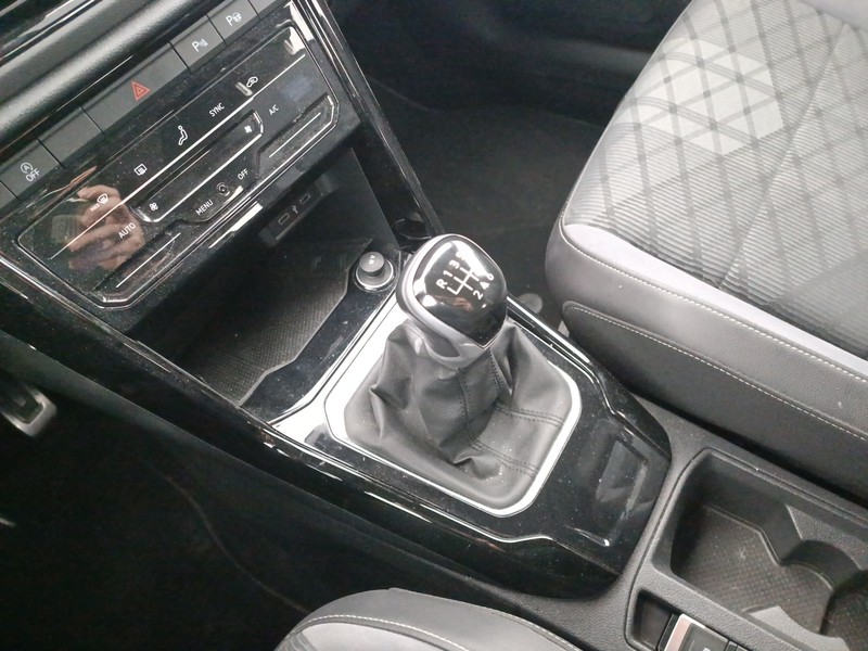 16 - Volkswagen T-Roc 1.0 tsi r-line 110cv