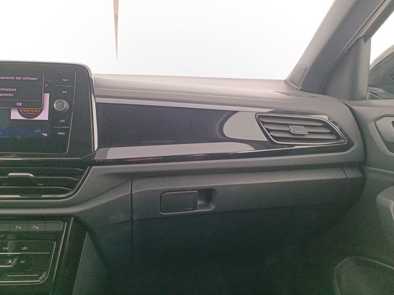 17 - Volkswagen T-Roc 1.0 tsi r-line 110cv