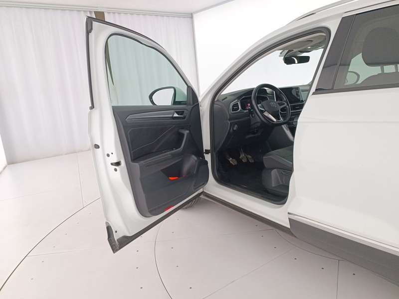 18 - Volkswagen T-Roc 1.0 tsi style 110cv