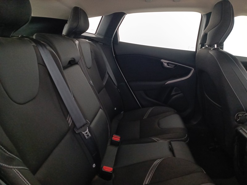 30 - Volvo V40 2.0 d2 business plus my19