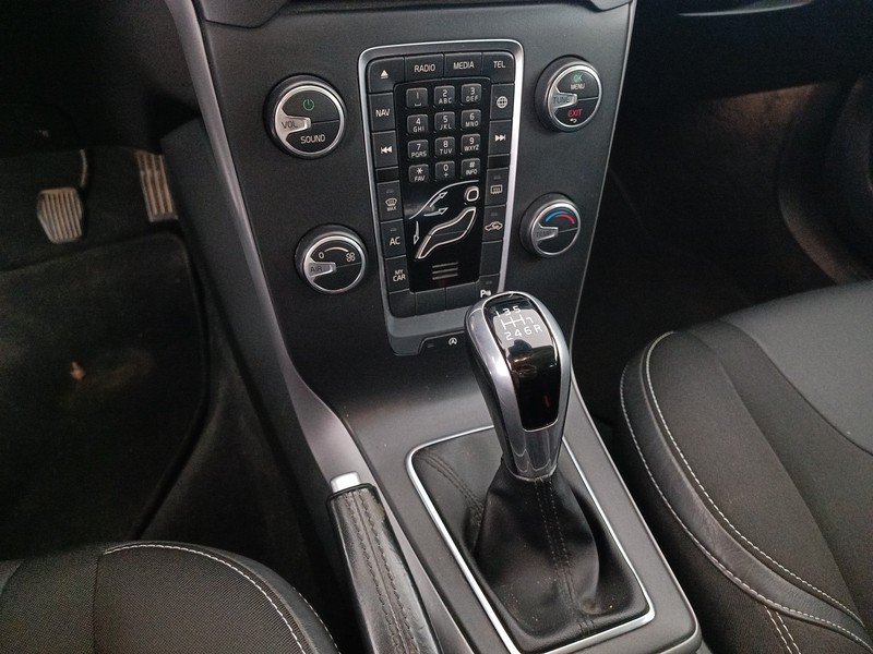 37 - Volvo V40 2.0 d2 business plus my19