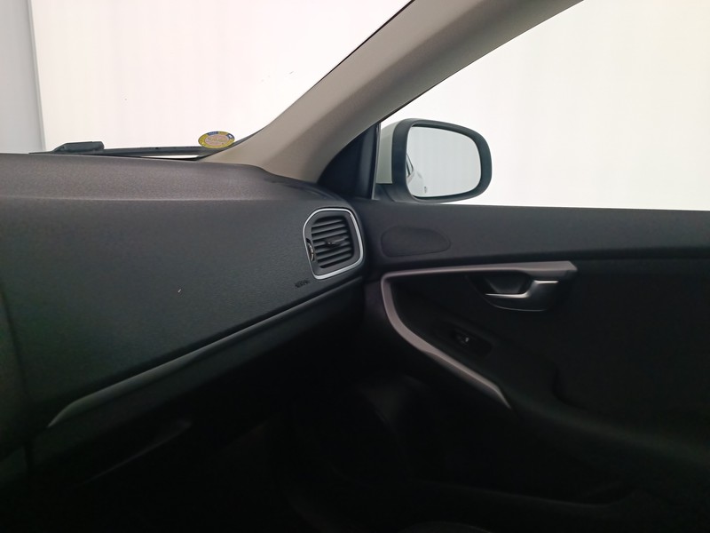 38 - Volvo V40 2.0 d2 business plus my19