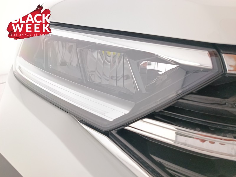 7 - Volkswagen T-Roc 1.0 tsi r-line 110cv