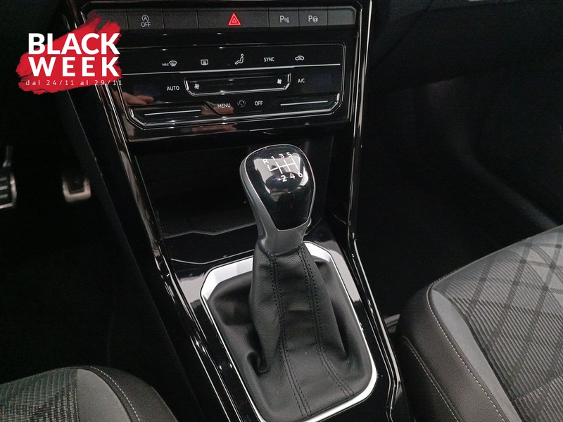 16 - Volkswagen T-Roc 1.0 tsi r-line 110cv