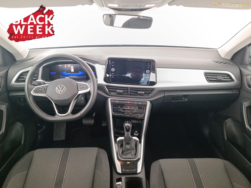 11 - Volkswagen T-Roc 1.5 tsi life dsg