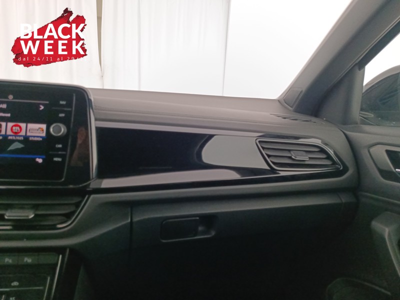 17 - Volkswagen T-Roc 1.0 tsi r-line 110cv