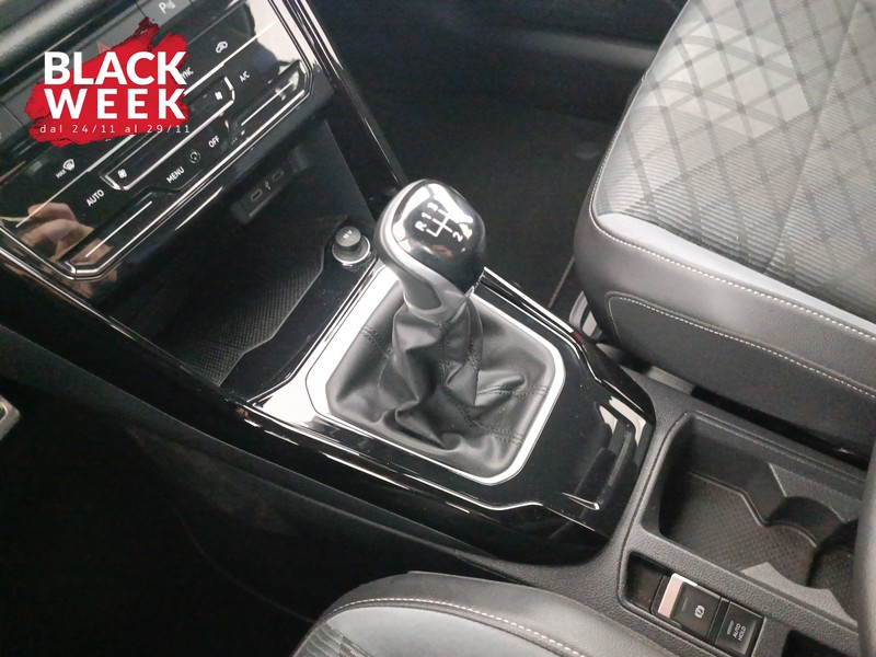 17 - Volkswagen T-Roc 2.0 tdi r-line 115cv