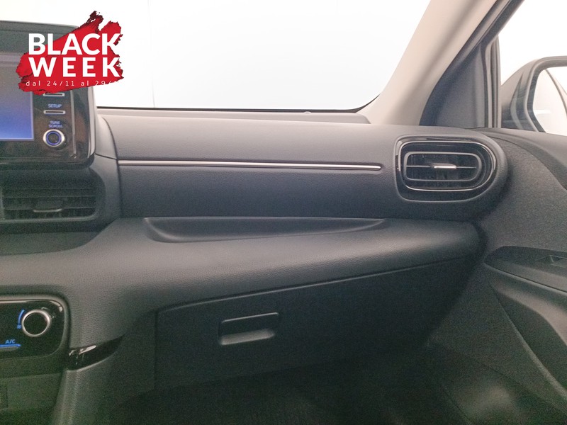 17 - Toyota Yaris 1.5h trend