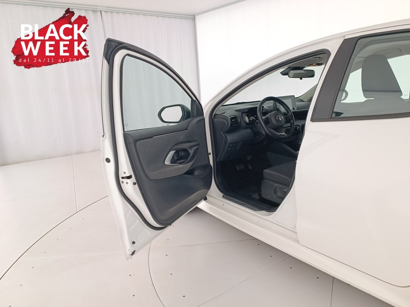 18 - Toyota Yaris 1.5h trend