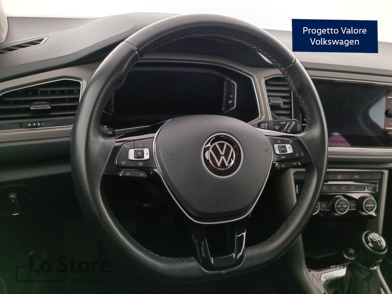 13 - Volkswagen T-Roc 1.0 tsi style 110cv